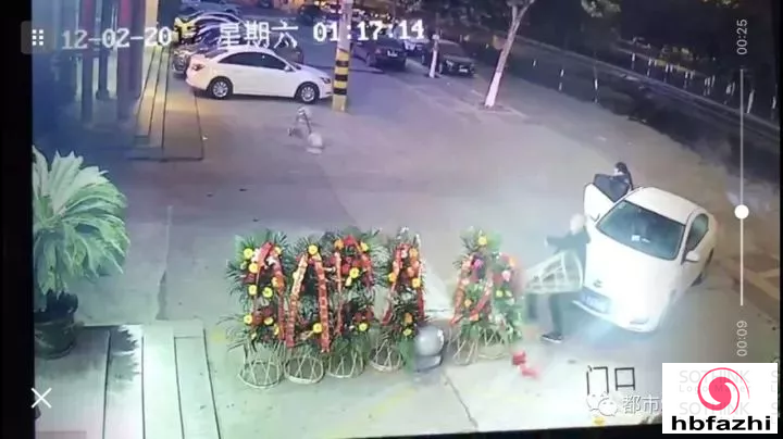 女子被顾客用灭火器喷射致肺部受损:都不想结婚了