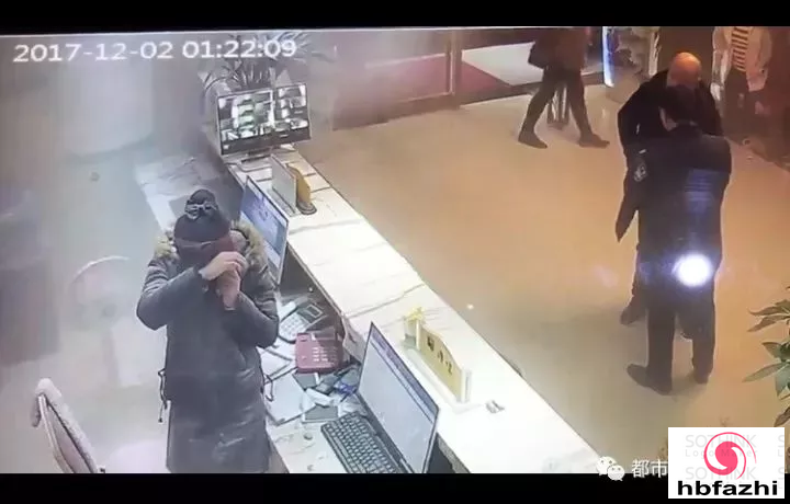 女子被顾客用灭火器喷射致肺部受损:都不想结婚了