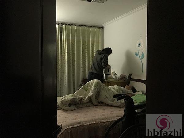 教科书式耍赖爆料者母亲得抑郁症 老赖女儿欲自杀