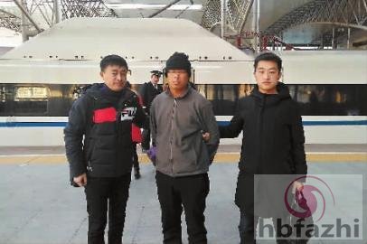 专案组成员将邢某彭带回公主岭N11