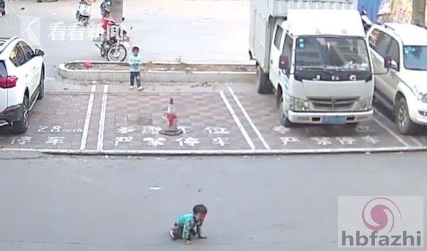 幼童被撞倒在马路中央无人相救 仅7岁同伴奋力相救