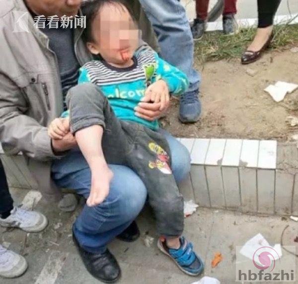 幼童被撞倒在马路中央无人相救 仅7岁同伴奋力相救