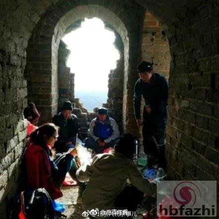 驴友长城内生火做饭熏黑墙体 不配合调查强行下山