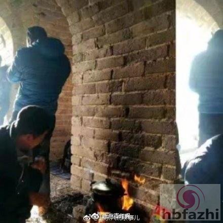 驴友长城内生火做饭熏黑墙体 不配合调查强行下山