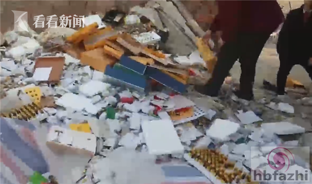 大量来路不明保健品遗弃路边 大爷大妈疯抢还试吃
