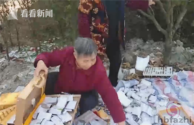 大量来路不明保健品遗弃路边 大爷大妈疯抢还试吃