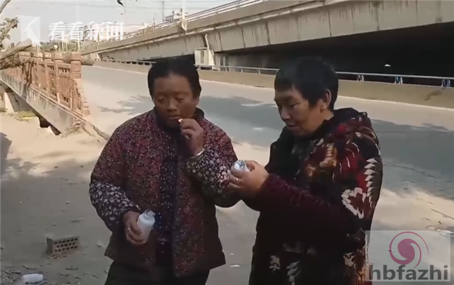 大量来路不明保健品遗弃路边 大爷大妈疯抢还试吃