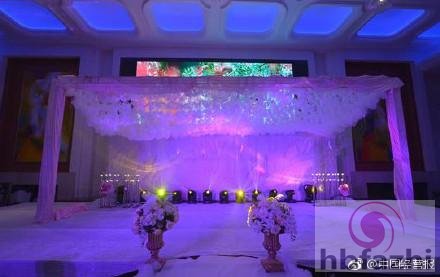 婚礼礼堂像“灵堂” 因灯光照射所致？