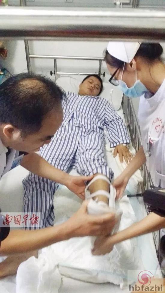 保安为接跳楼女身亡 被授予见义勇为先进个人称号