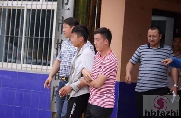 男子踩踏成吉思汗挂像 拍成视频上网传播被判1年
