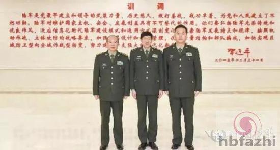 这位军人为何能在合影时站在陆军司令和政委中间？