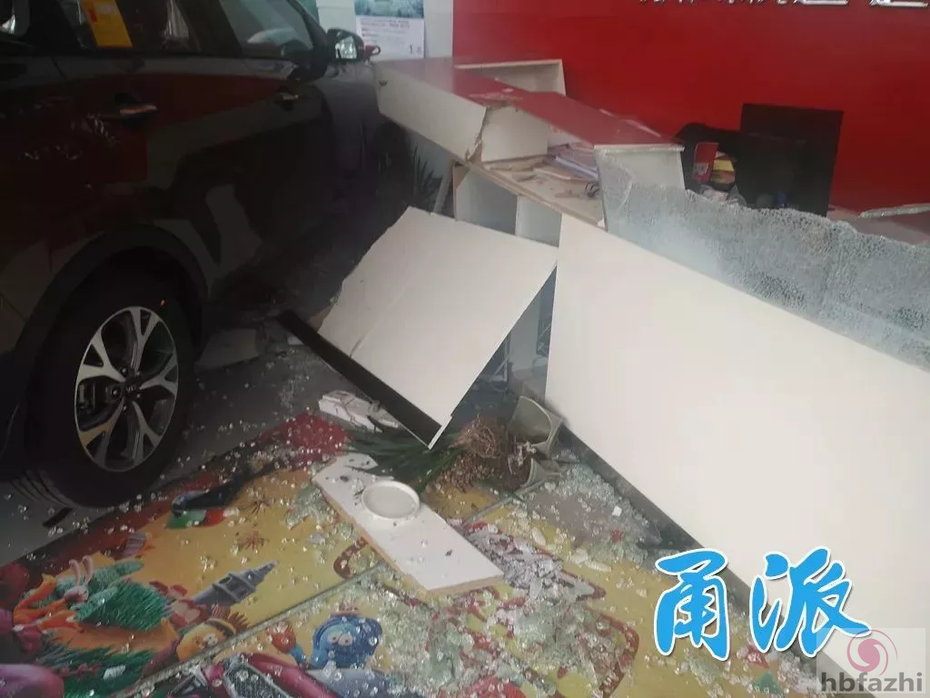 女子到4S店提车时误把油门当刹车 新车当场报废