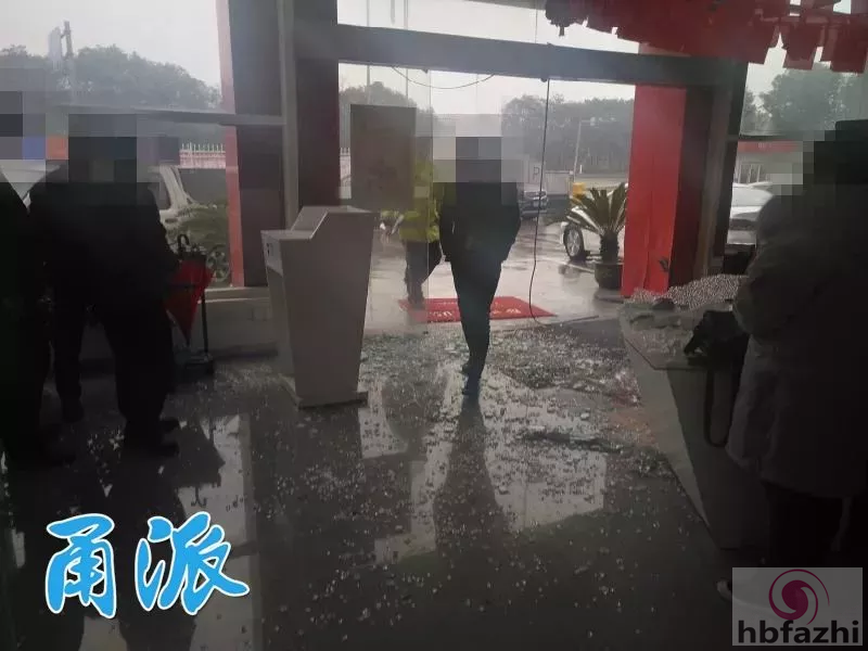 女子到4S店提车时误把油门当刹车 新车当场报废
