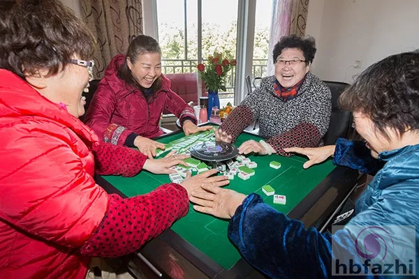 老两口邀6对麻将夫妻抱团养老 别墅内共住5个月