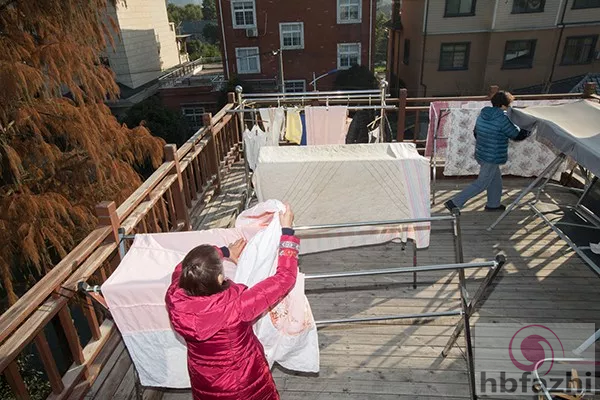 老两口邀6对麻将夫妻抱团养老 别墅内共住5个月