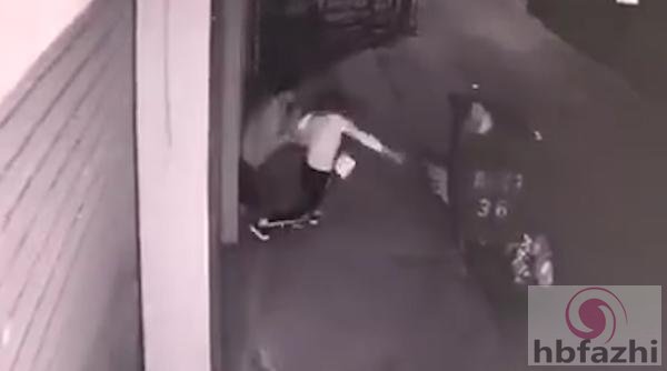 醉酒男街头搭讪女子被拒强行拉扯搂抱 被拘留10日