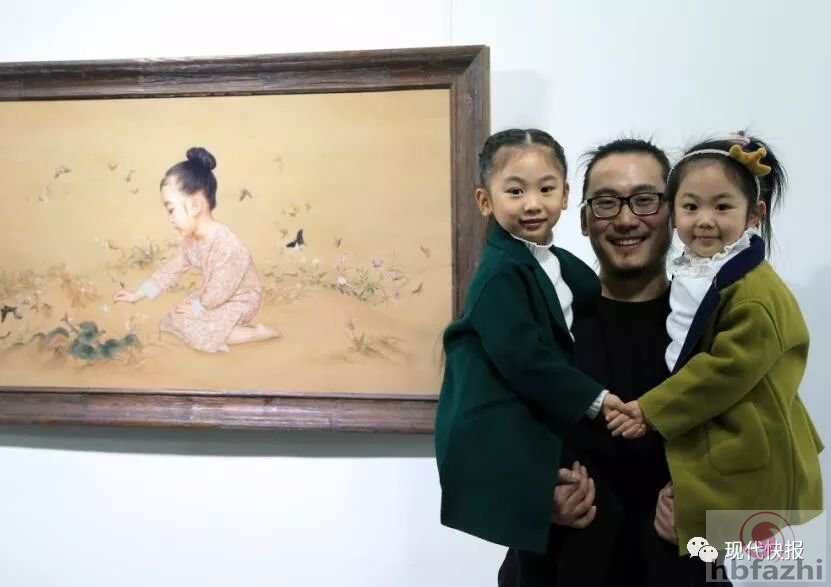 又是别人家的爸爸！他把两个女儿装进一片鸟语花香