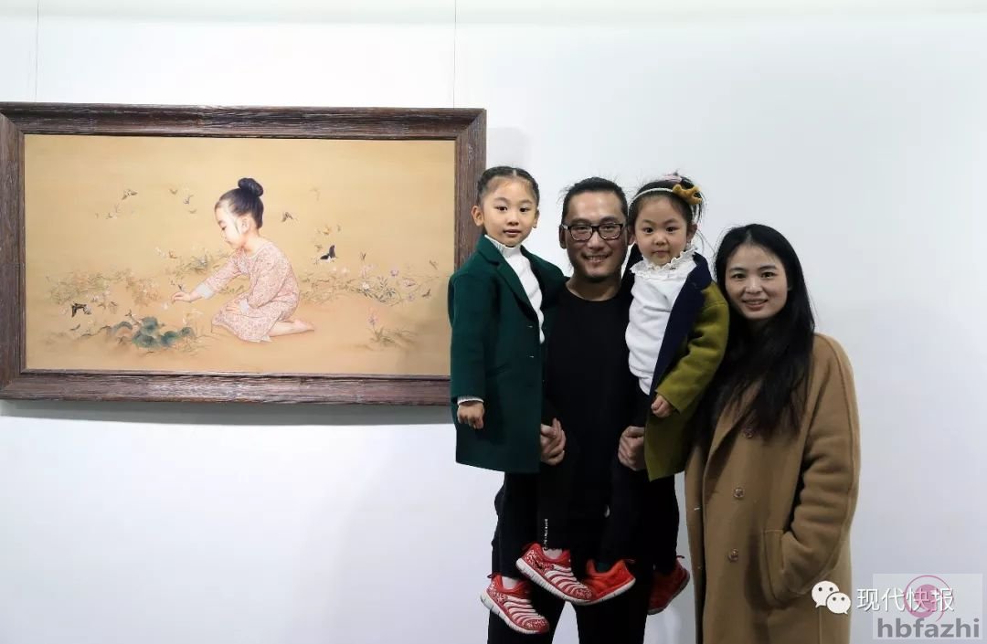 又是别人家的爸爸！他把两个女儿装进一片鸟语花香