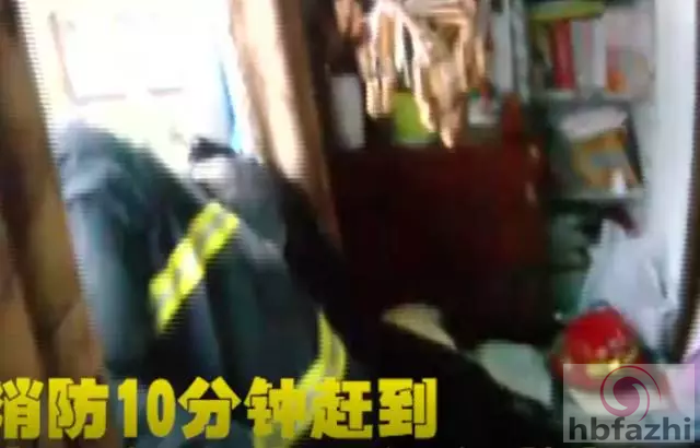 14岁男孩要跳楼 妈妈半跪在地死死拉住半小时