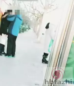 辣眼睛!大连一对男女大冷天公交站上演解衣吻胸