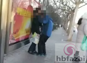 辣眼睛!大连一对男女大冷天公交站上演解衣吻胸