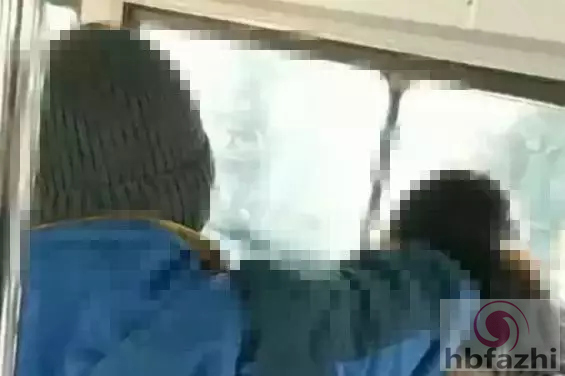 辣眼睛!大连一对男女大冷天公交站上演解衣吻胸