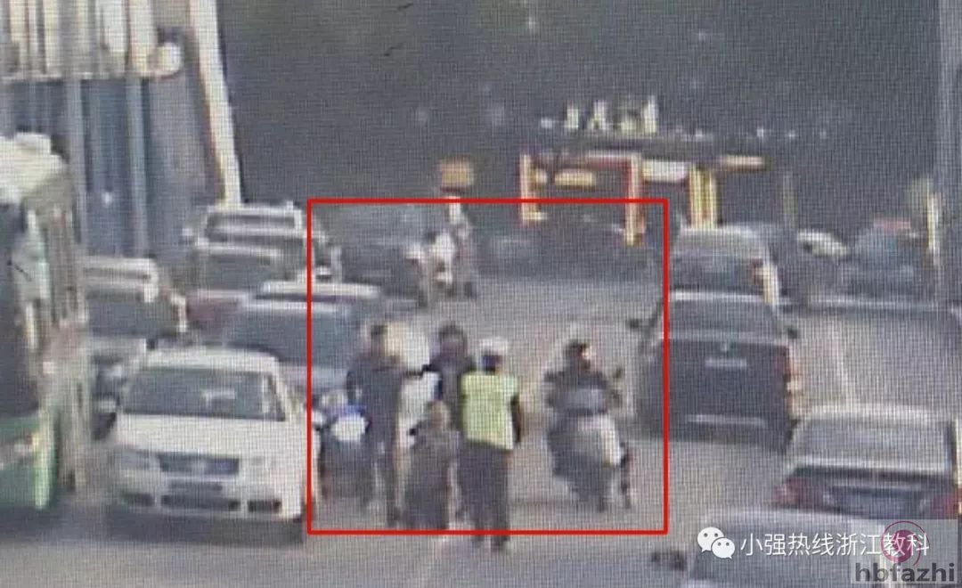 女婴病危送医路上被奔驰女司机强行阻拦 窒息身亡