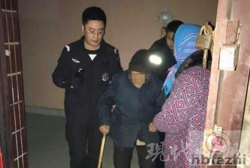 98岁老太凌晨穿寿衣拿白布站树边 警察吓出一身汗