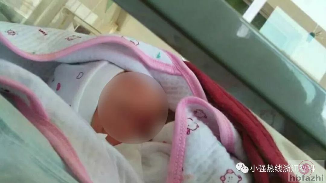 女婴病危送医路上被奔驰女司机强行阻拦 窒息身亡