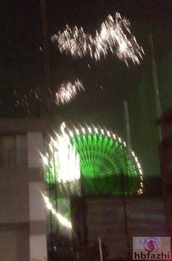 台北跨年烟火秀惊喜变惊吓 大风吹落焰砸向人群
