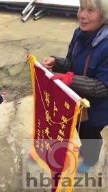 卖菜老人收百元假币 热心市民拿真钞换老人假钞
