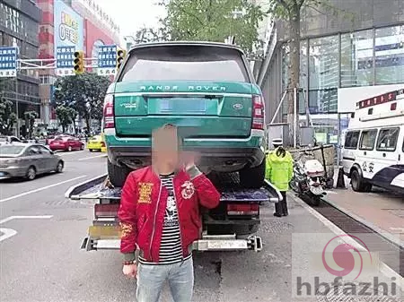 保护色？男子为躲交警给黑色路虎涂满绿漆