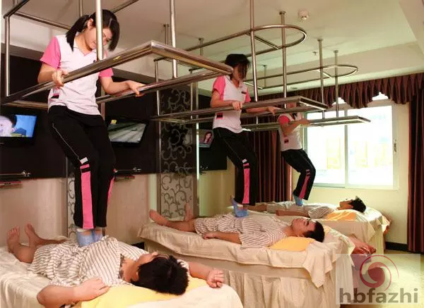 男子酒后进了按摩院 一觉醒来被女服务员团团围住