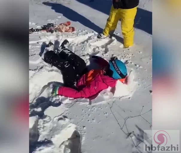 惊险!小孩从缆车上坠落 稍作休息后继续滑雪