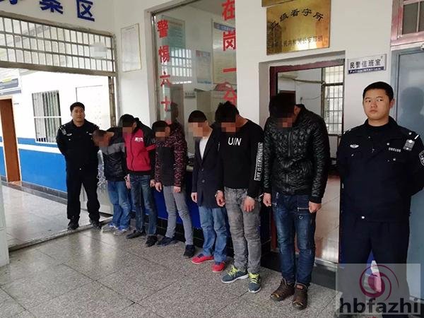 男子误入传销扔血钞求救 环卫工捡后报警解救