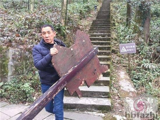 都江堰奇葩指示牌：路左侧写快速通行 右侧写慢行
